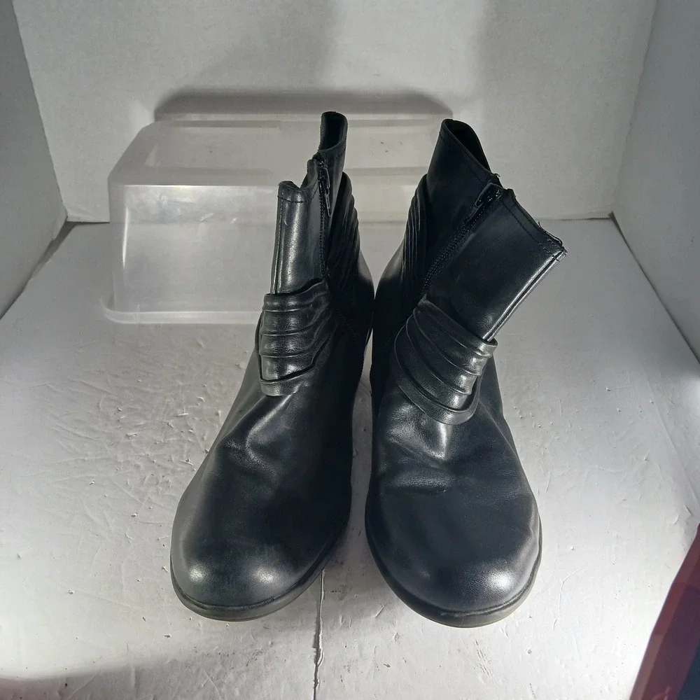 Clarks Bendables Ankle Boots 10M Black Leather Pleated Zip Low Block Heel 36797